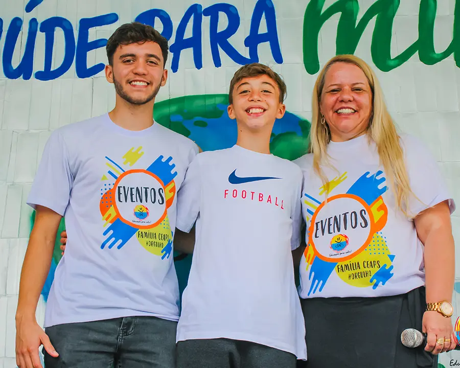 Gab Alves, diretora geral do Colégio CEAPS, junto de seus filhos